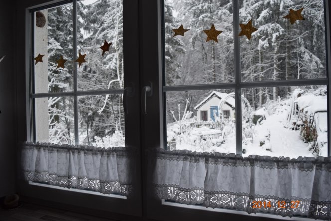 Blick aus dem Küchenfenster. Im Häuschen  wohnen die zwei Zwergziegen
Merlin und Willi.