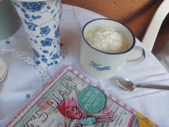 Endlich ist es ein wenig kühler da sitzt man sich gerne mit einen Kaffee und was zum lesen auf den Balkon...