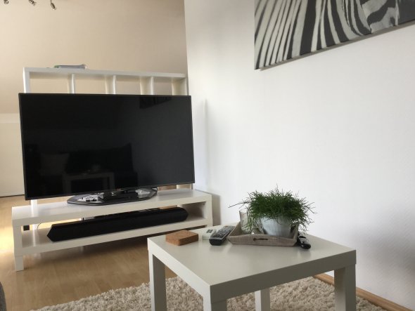 Unser 'kleiner' TV mit Soundbar - für viel mehr war auf dem Lowboard leider kein Platz mehr :D