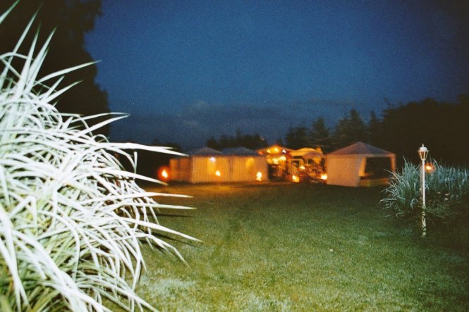 und so sieht es bei uns aus, wenn wir Feten feiern.Die zusätzlich aufgebauten Partyzelte vergrößern die Hütte. Abends wird dann ein Lagerfeuer in der 