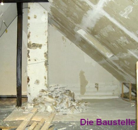 die Gipskartonwand am Kamin ist entfernt und die Trennwand zum Kleiderkämmerchen abgerissen