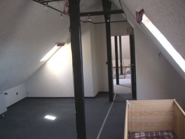 Das große Spitzbodenzimmer wird in drei Räume aufgeteit: Atelier, Bad und HWR