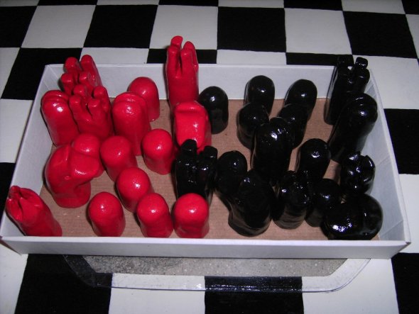 dies sind die dazu passenden Schachfiguren, die slebstverständlich auhc wieder handgemacht sind;) (Aus Modelliermasse und anschließend mit Lackfarbe f