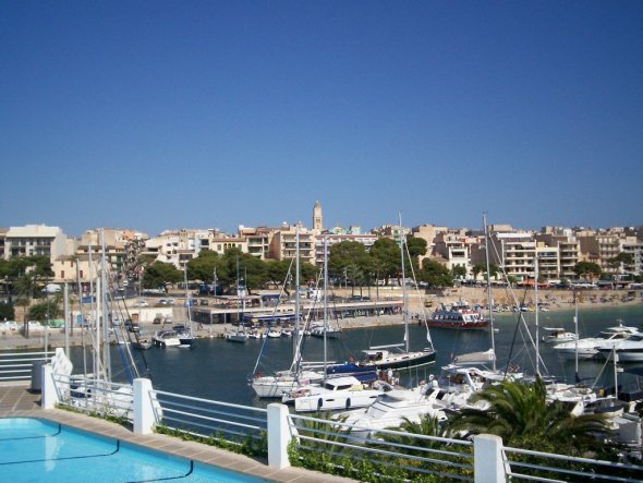 Blick in den kleinen Hafen von Porto Cristo