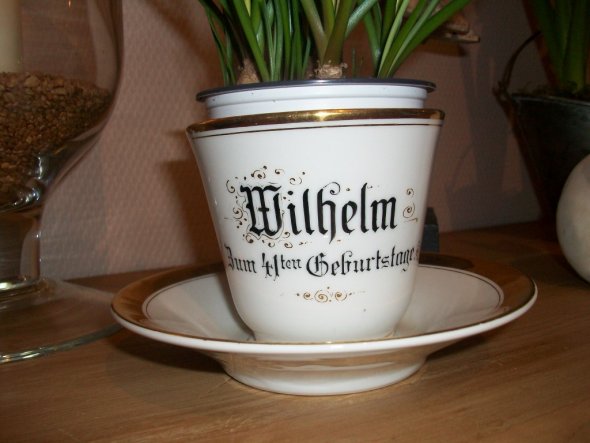 Diese Tasse bekam mein Opa zum 41. Geburtstag, er trank daraus abends immer sein Milchsüppchen mit Rosinen....sie ist mittlerweile 80 Jahre alt