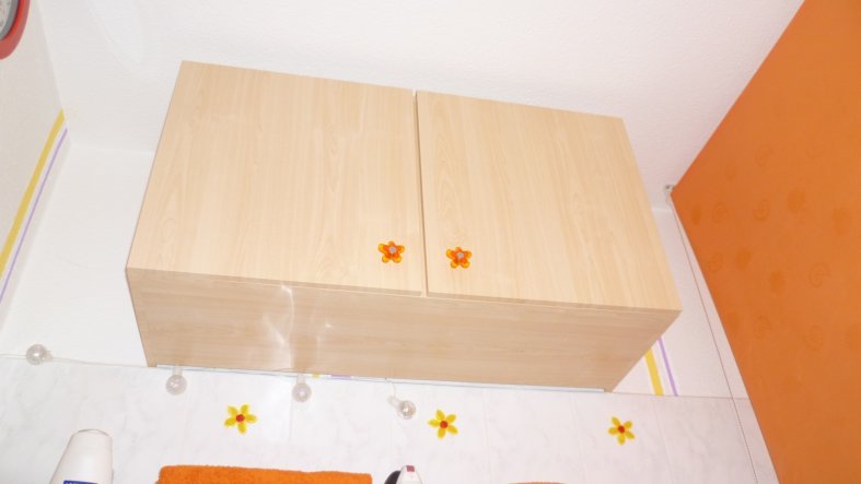 in so einem kleinen bad ist es immer schwierig alles unter zu bringen ... aber der schrank ist unter der decke perfekt, geht ne menge rein und stört n