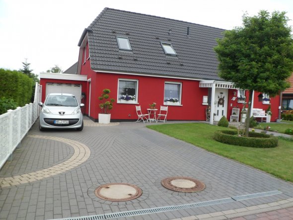 Hausfassade / Außenansichten 'Unser Haus ...nun in Rot'