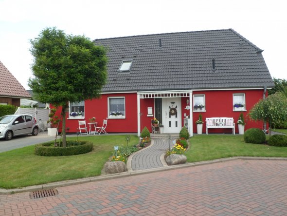 Hausfassade / Außenansichten 'Unser Haus ...nun in Rot'