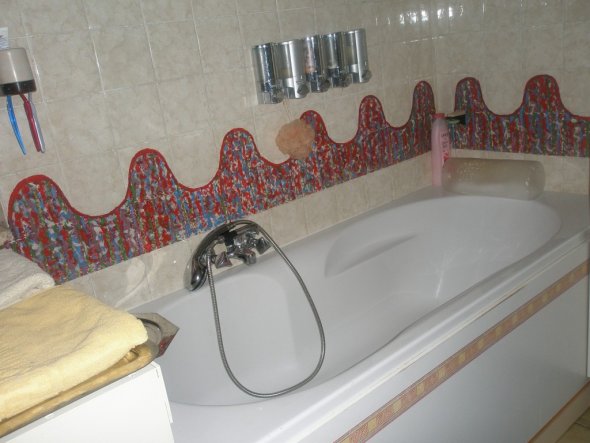 Bad 'Badezimmer mit bemalten Fliesen'