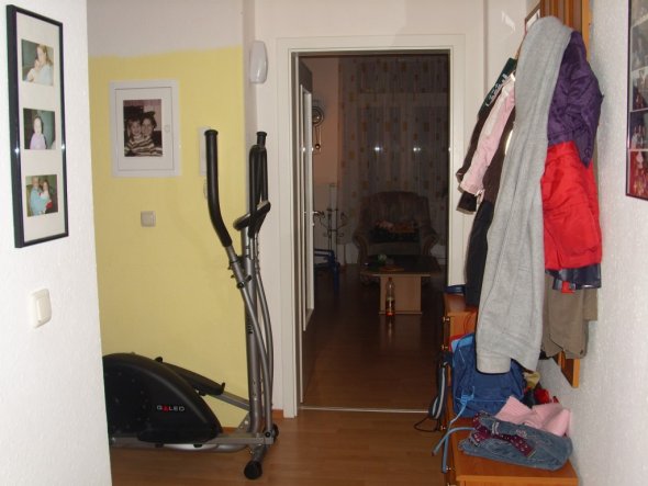 Vom Eingang zum Wohnzimmer. Der Crosstrainer steht normalerweise im Schlafzimmer...