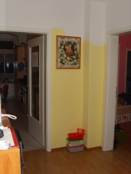 Der Blick von der Garderobe zu Küche und Kinderzimmer.