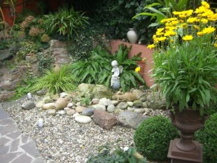 Garten mit Quellstein
