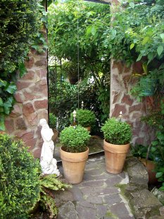 alle Räume 'Garten mit Quellstein'