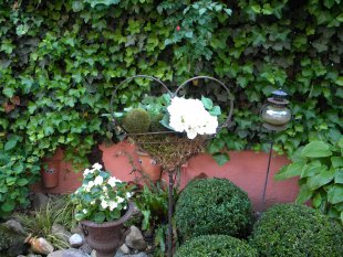 Garten mit Quellstein