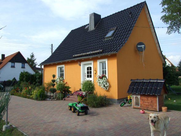 Das Haus wurde 1946 gebaut und wir haben es 2002 in einem sehr schlechten zustand gekauft seit dem haben wir sehr viel Zeit,Geld,und Liebe reingesteck