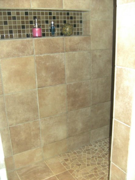Gemauerte Dusche folgend nach rechts ist das WC so das dieses durch die gemauerte Wand verdeckt ist