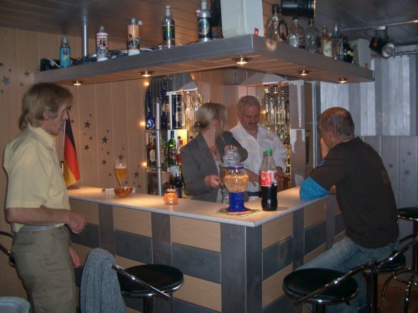 Meine Hausbar zur Feuchten Ecke.
Es wurden alle Montage-Arbeiten der Zapfanlage Bar und Tecke Einbauschränge von mir entworfen einzeln von Hand