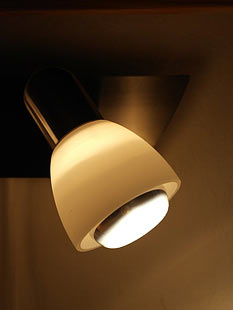 Leuchte mit breitem Lichtkegel z.B. als Nachtischlampe im Schlafzimmer