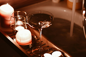 Bad und Schlafbereich als Rückzugsorte: So schafft man sich einen Home-Spa-Look ohne große Baumaßnahmen Bad und Schlafbereich als Rückzugsorte: So schafft man sich einen Home-Spa-Look ohne große Baumaßnahmen