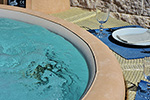 Outdoor-Whirlpool im heimischen Garten Outdoor-Whirlpool im heimischen Garten