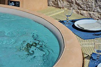 Outdoor-Whirlpool im heimischen Garten Outdoor-Whirlpool im heimischen Garten