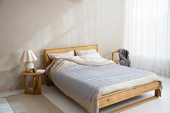 Dein Schlafzimmer, deine Oase: Wie du mit Naturholzmöbeln gesünder schläfst und clever sparst