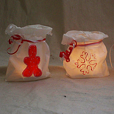 Kerzenschein aus Papiertütchen als Tischdeko für die Weihnachtsfeier